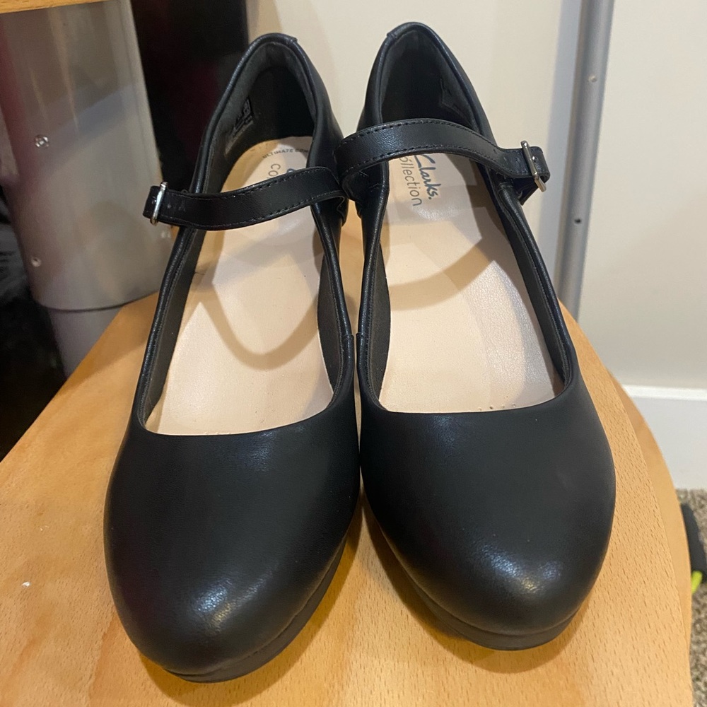 Clarks women’s Mary Jane pumps size 7. Worn once